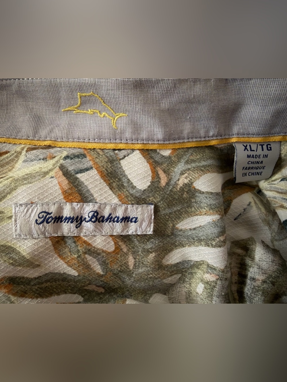 Tommy Bahama XL Hawaiian Silk Blend Shirt Like New - Picture 3 of 5